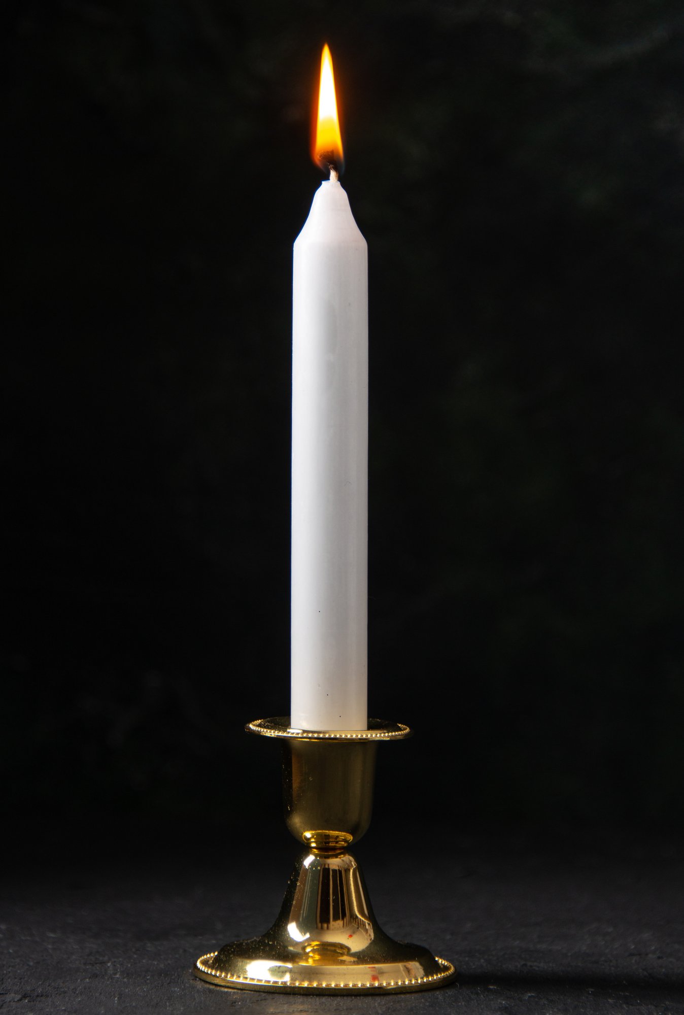 front-view-white-candle-golden-stand-black(2)